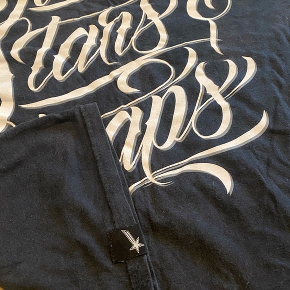 Famous tee. - Picture 3 of 3